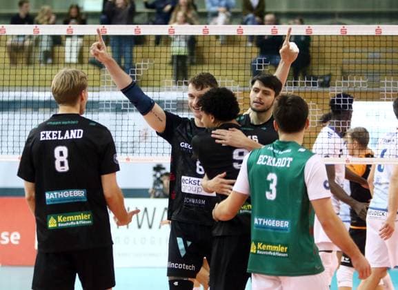 Hachinger joy after the victory, He Volleyball, DVV Pokal Quarterfinal 2024 25, TSV Haching Muenchen vs VfB Friedrichshafen, Geothermie Arena, Unterhaching, 24 11 24, Copyright:
