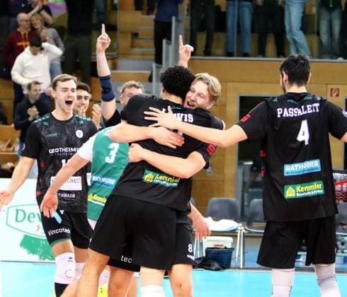 Hachinger joy after the victory, He Volleyball, DVV Pokal Quarterfinal 2024 25, TSV Haching Muenchen vs VfB Friedrichshafen, Geothermie Arena, Unterhaching, 24 11 24, Copyright: