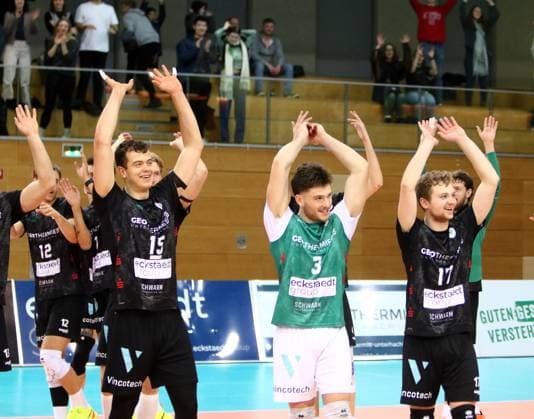 Hachinger joy after the victory, He Volleyball, DVV Pokal Quarterfinal 2024 25, TSV Haching Muenchen vs VfB Friedrichshafen, Geothermie Arena, Unterhaching, 24 11 24, Copyright: