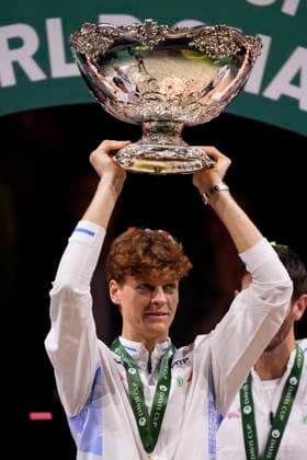 Sport Themen der Woche KW47 Sport Bilder des Tages Davis Cup Final - Italy v Netherlands Final MALAGA, SPAIN - NOVEMBER 24: Jannik Sinner lifts the trophy after winning the Davis Cup Final at Palacio de Deportes Jose Maria Martin Carpena on November 24, 2024 in Malaga, Spain. Malaga Spain  Copyright: xJosexBretonx originalFilename:bretonhernandez-daviscup241124_npnY0.jpg