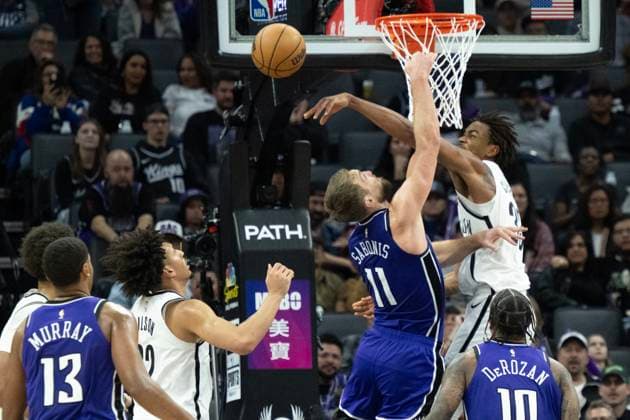 Sport Themen der Woche KW47 Sport Bilder des Tages November 24, 2024, Sacramento, Ca, USA: Brooklyn Nets center Nic Claxton (33) blocks Sacramento Kings center Domantas Sabonis (11) basket during an NBA, Basketball Herren, USA game at Golden 1 Center on Sunday, Nov. 24, 2024. Sacramento USA - ZUMAj89_ 20241124_zaf_j89_028 Copyright: xPaulxKitagakixJr.x