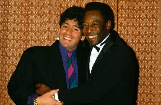 Archivbilder der Woche SPORT KW47 Delmati Lapresse Archivio Storico anni 80 calcio Diego Armando Maradona nella foto: il calciatore del Napoli Diego Armando Maradona insieme a Pel  Copyright: xx