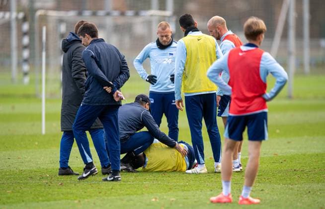 Soccer, Men, Season 2024 25, 2 Bundesliga, Hertha BSC, Training, Bilal Hussein Hertha BSC on the ground, Coach Cristian Fiel Hertha BSC with him, 25 11 2024, Copyright: xSebastianxRäppold MatthiasxKochx