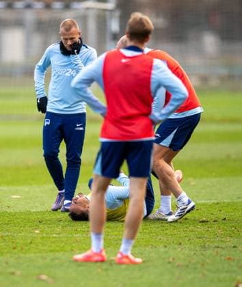 Soccer, Men, Season 2024 25, 2 Bundesliga, Hertha BSC, Training, Bilal Hussein Hertha BSC after a duel with Toni Leistner Hertha BSC on the ground, 25 11 2024, Copyright: xSebastianxRäppold MatthiasxKochx