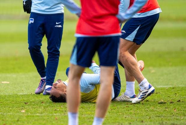 Soccer, Men, Season 2024 25, 2 Bundesliga, Hertha BSC, Training, Bilal Hussein Hertha BSC after a duel with Toni Leistner Hertha BSC on the ground, 25 11 2024, Copyright: xSebastianxRäppold MatthiasxKochx