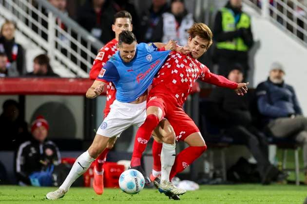 Sport Themen der Woche KW47 Steven Skrzybski (Holstein Kiel) und Jae-Sung Lee (1. FSV Mainz 05) kaempfen um den Ball, Bundesliga, Holstein Kiel v 1. FSV Mainz 05, Holstein Stadium am 24. November 2024 in Kiel, Deutschland. (Foto von Marco Steinbrenner DeFodi Images) Steven Skrzybski (Holstein Kiel) und Jae-Sung Lee (1. FSV Mainz 05) battle for the ball, Bundesliga, Holstein Kiel v 1. FSV Mainz 05, Holstein Stadium, November 24, 2024 in Kiel, Germany. (Photo by Marco Steinbrenner DeFodi Images) DFL regulations prohibit any use of photographs as image sequences and or quasi-video. Defodi-700_kiel_mainz_20241124_144 *** Steven Skrzybski Holstein Kiel and Jae Sung Lee 1 FSV Mainz 05 battle for the ball, Bundesliga, Holstein Kiel v 1 FSV Mainz 05, Holstein Stadium, November 24, 2024 in Kiel, Germany Photo by Marco Steinbrenner DeFodi Images Steven Skrzybski Holstein Kiel and Jae Sung Lee 1 FSV Mainz 05 battle for the ball, Bundesliga, Holstein Kiel v 1 FSV Mainz 05, Holstein Stadium, November 24, 2024 in Kiel, Germany Photo by Marco Steinbrenner DeFodi Images DFL regulations prohibit any use of photographs as image sequences and or quasi video Defodi 700 kiel mainz 20241124 144 Defodi-700 DFL regulations prohibit any use of photographs as image sequences and or quasi-video.