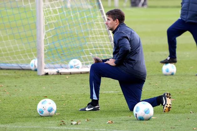 DEU, DFL, 2. FBL Hertha BSC, Training, 25.11.2024, Sportforum, Berlin, DEU, DFL, 2. FBL Hertha BSC, Training, im Bild Co-Trainer Jaime Monroy (Hertha BSC Berlin) DFL - regulations prohibit any use of Photographs as image sequences and or quasi-video Foto: Juergen Engler nordphoto GmbH *** DEU, DFL, 2 FBL Hertha BSC, Training, 25 11 2024, Sportforum, Berlin, DEU, DFL, 2 FBL Hertha BSC, Training, im Bild Co Trainer Jaime Monroy Hertha BSC Berlin DFL regulations prohibit any use of Photographs as image sequences and or quasi video Foto Juergen Engler nordphoto GmbH nordphotoxGmbHx xEngler nph00076