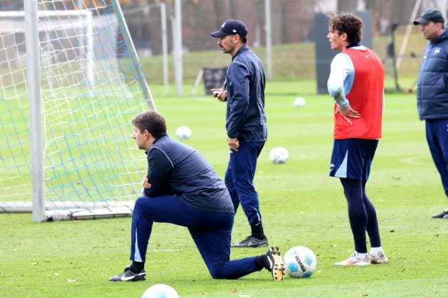 DEU, DFL, 2 FBL Hertha BSC, Training, 25 11 2024, Sportforum, Berlin, DEU, DFL, 2 FBL Hertha BSC, Training, in the picture Head Coach Cristian Fiel Hertha BSC Berlin , Co Coach Jaime Monroy Hertha BSC Berlin , Fabian Reese Hertha BSC Berlin 11 DFL regulations prohibit any use of Photographs as image sequences and or quasi video Foto Juergen Engler nordphoto GmbH nordphotoxGmbHx xEngler nph00076