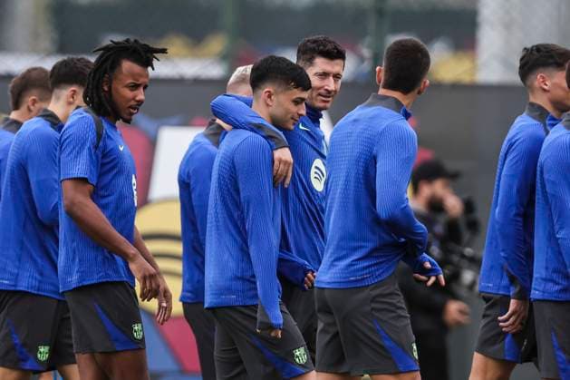 November 25, 2024, Sant Joan Despi, Barcelona, SPAIN: Robert Lewandowski and Pedro Gonzalez Pedri during the training day of FC Barcelona, Barca ahead UEFA Champions League, football match against Stade Brestois 29 at Ciudad Esportiva Joan Gamper on November 25, 2024 in Sant Joan Despi, Barcelona, Spain. Sant Joan Despi SPAIN - ZUMAa181 20241125_zaa_a181_002 Copyright: xJavierxBorregox