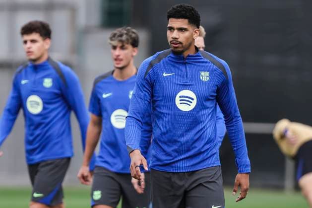 November 25, 2024, Sant Joan Despi, Barcelona, SPAIN: Ronald Araujo during the training day of FC Barcelona, Barca ahead UEFA Champions League, football match against Stade Brestois 29 at Ciudad Esportiva Joan Gamper on November 25, 2024 in Sant Joan Despi, Barcelona, Spain. Sant Joan Despi SPAIN - ZUMAa181 20241125_zaa_a181_020 Copyright: xJavierxBorregox
