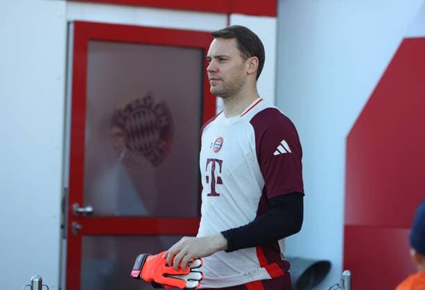 Munich, Germany, November 25, 2024 Football, Men, Season 2024 2025, FC Bayern Munich, Säbener Strasse, Training ground, Final training, Champions League Manuel Neuer FC Bayern Munich on the way to the training ground