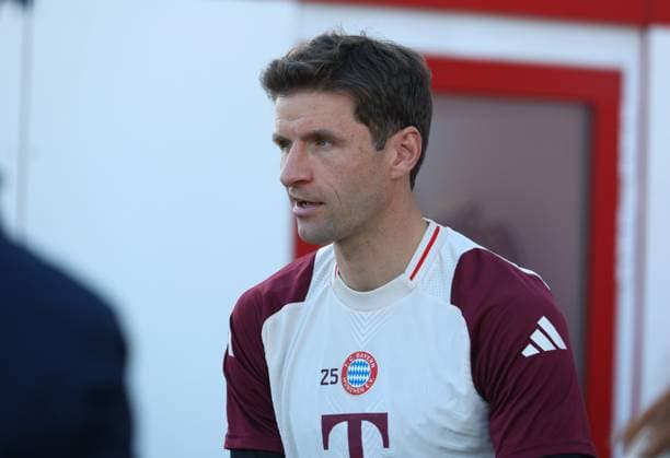 Munich, Germany, November 25, 2024 Football, Men, Season 2024 2025, FC Bayern Munich, Säbener Strasse, Training ground, Final training, Champions League Thomas Müller, Mueller FC Bayern Munich on the way to the training ground