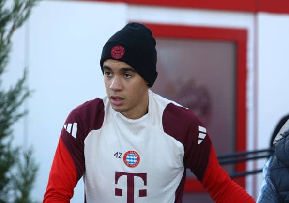 Munich, Germany, November 25, 2024 Football, Men, Season 2024 2025, FC Bayern Munich, Säbener Strasse, Training ground, Final training, Champions League Jamal Musiala FC Bayern Munich on the way to the training ground