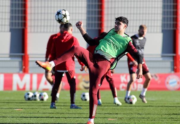 Munich, Germany, November 25, 2024 Football, Men, Season 2024 2025, FC Bayern Munich, Säbener Strasse, Training ground, Final training, Champions League Aleksandar Pavlovic FC Bayern Munich plays a ball