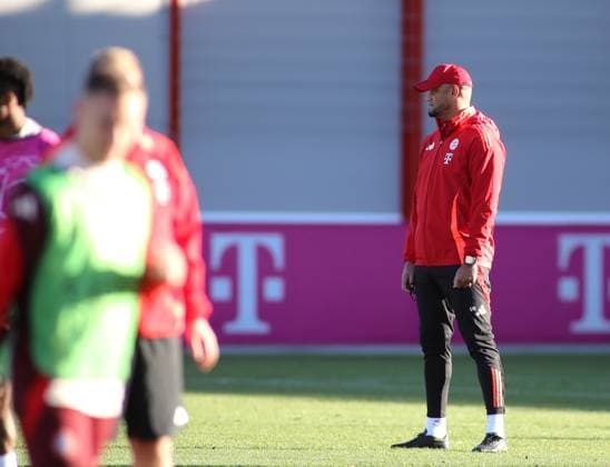 Munich, Germany, November 25, 2024 Football, Men, Season 2024 2025, FC Bayern Munich, Säbener Strasse, Training ground, Final training, Champions League Vincent Kompany, Coach FC Bayern Munich watches his players in training
