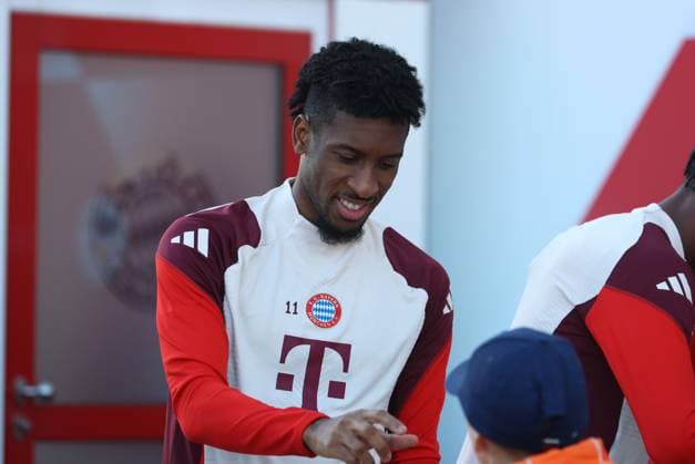 Munich, Germany, November 25, 2024 Football, Men, Season 2024 2025, FC Bayern Munich, Säbener Strasse, Training ground, Final training, Champions League Kingsley Coman FC Bayern Munich signs autographs for fans