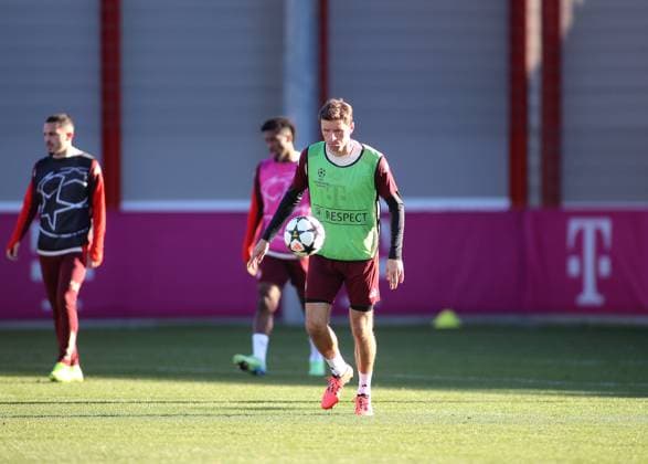 Munich, Germany, November 25, 2024 Football, Men, Season 2024 2025, FC Bayern Munich, Säbener Strasse, Training ground, Final training, Champions League Thomas Müller, Mueller FC Bayern Munich plays with a ball