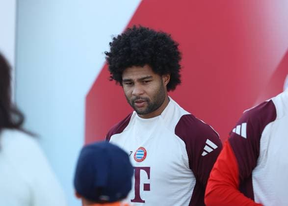 Munich, Germany, November 25, 2024 Football, Men, Season 2024 2025, FC Bayern Munich, Säbener Strasse, Training ground, Final training, Champions League Serge Gnabry FC Bayern Munich on the way to the training ground