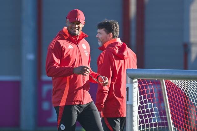 Coach Vincent KOMPANY Bayern Muenchen ,laughing,laughing,laughing,optimistic,cheerful,re,hi Walter GFRERER Fitness Trainer FCB Final Training Football Champions League League Phase, FC Bayern Muenchen Paris Saint German PSG on 26 11 2024, A L L I A N Z A R E N A