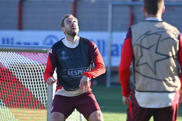 Harry KANE Bayern Muenchen focuses the ball action, final training football Champions League league phase, FC Bayern Muenchen Paris Saint German PSG on 26 11 2024, A L L I A N Z A R E N A