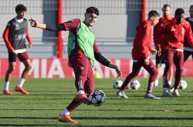 45 Aleksandar Pavlovic, single image, cropped, on the ball Football final training FC Bayern Munich before UEFA Champions League match against Paris Saint Germain 25 11 2024 Training ground, Säbenerstr PHOTO Mladen Lackovic LakoPress