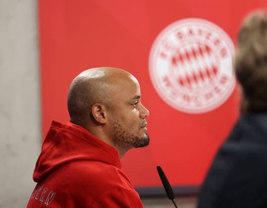 Munich, Germany, November 25, 2024 Football, Men, Season 2024 2025, FC Bayern Munich, Säbener Strasse, Training ground, International press conference, Champions League Vincent Kompany, coach FC Bayern Munich head, portrait at the press conference, sideways in profile with the clubs logo