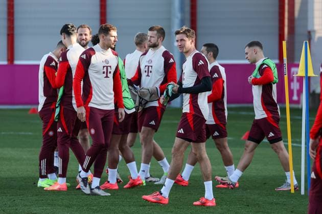 Player, Team, Team training, Leon Goretzka FC Bayern Muenchen, 08 with Thomas Mueller FC Bayern Muenchen, 25 and Eric Dier FC Bayern Muenchen, 15 , with Harry Kane FC Bayern Muenchen, 09 and Aleksandar Pavlovic FC Bayern Muenchen, 45 , with Joshua Kimmich FC Bayern Muenchen, 06 , Ger, Final training, FC Bayern Muenchen, Football, UEFA Champions League, Matchday 5, 2024 2025 season, 25 11 2024, Ger, Final training, FC Bayern Muenchen, Football, UEFA Champions League, Matchday 5, 2024 2025 season, 25 11 2024 Muenchen Copyright: xEibner-Pressefoto JennixMaulx EP_JML