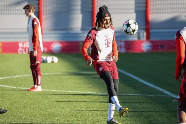Sacha Boey FC Bayern Muenchen, 23 with ball at training, Ger, Final training, FC Bayern Muenchen, Football, UEFA Champions League, Matchday 5, 2024 2025 season, 25 11 2024, Ger, Final training, FC Bayern Muenchen, Football, UEFA Champions League, Matchday 5, 2024 2025 season, 25 11 2024 Muenchen Copyright: xEibner-Pressefoto JennixMaulx EP_JML