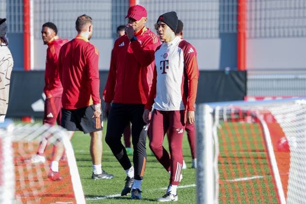 Vincent Kompany FC Bayern Muenchen, Head Coach in conversation with Jamal Musiala FC Bayern Muenchen, 42 , Ger, Final training, FC Bayern Muenchen, Football, UEFA Champions League, Matchday 5, 2024 2025 season, 25 11 2024, Ger, Final training, FC Bayern Muenchen, Football, UEFA Champions League, Matchday 5, 2024 2025 season, 25 11 2024 Muenchen Copyright: xEibner-Pressefoto JennixMaulx EP_JML