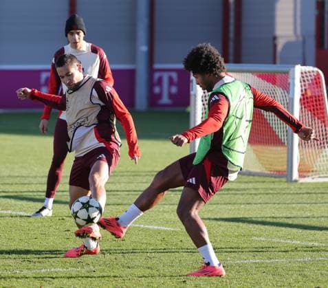 25 11 2024, Final training, Champions League Saebenerstrasse Muenchen, Football, Sports, in the picture Jamal Musiala FC Bayern Muenchen and Raphael Guerreiro FC Bayern Muenchen vs Serge Gnabry FC Bayern Muenchen