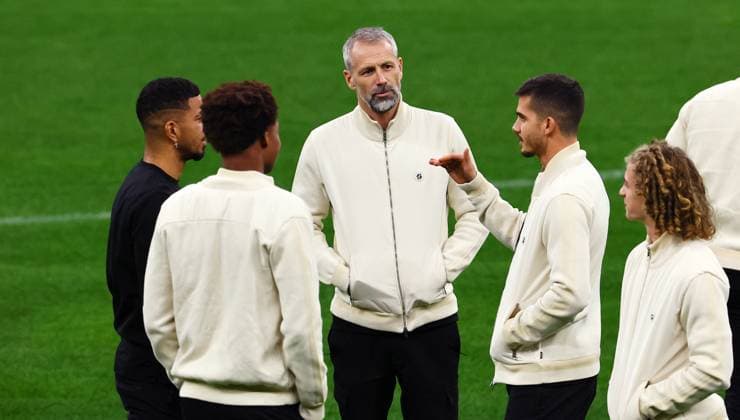 RB Leipzig pitch inspection Champions League Milan, 25 11 2024, Giuseppe Meazza Stadium, Football, Champions League, Matchday 1, RB Leipzig vs Inter Milan on 26 11 2024 , RB Leipzig pitch inspection , In the picture coach Marco Rose with Benjamin Henrichs 39, RB Leipzig , Antonio Nusa RB Leipzig , Andre Silva 19, RB Leipzig , Picture Point