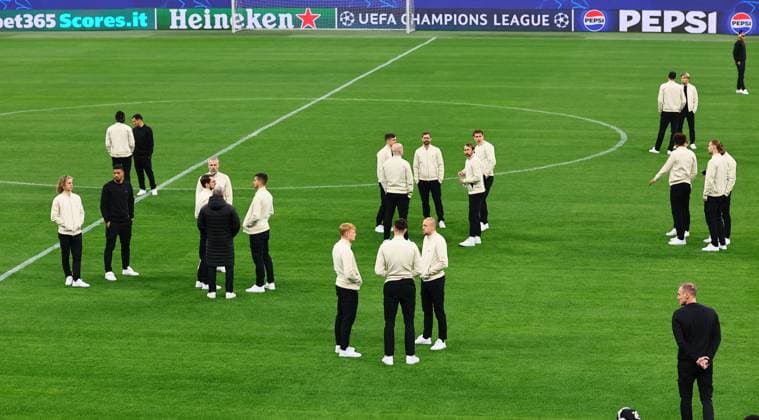 RB Leipzig pitch inspection Champions League Milan, 25 11 2024, Giuseppe Meazza Stadium, Football, Champions League, Matchday 1, RB Leipzig vs Inter Milan on 26 11 2024 , In the picture RB Leipzig pitch inspection , Picture Point