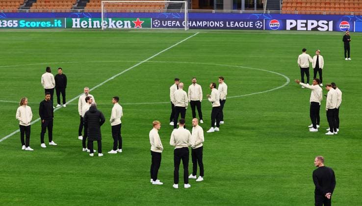 RB Leipzig pitch inspection Champions League Milan, 25 11 2024, Giuseppe Meazza Stadium, Football, Champions League, Matchday 1, RB Leipzig vs Inter Milan on 26 11 2024 , In the picture RB Leipzig pitch inspection , Picture Point