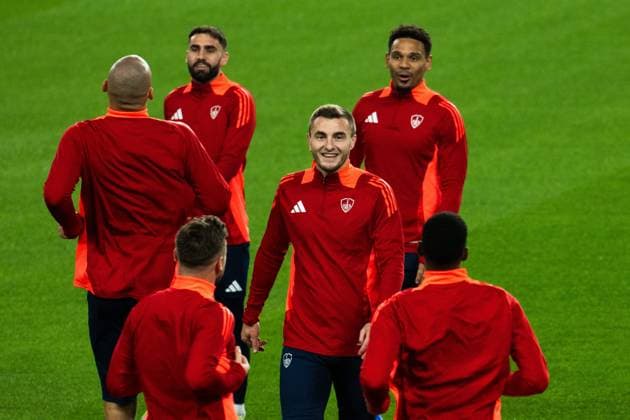 STADE BRESTOIS - VEILLE DE LIGUE DES CHAMPIONS PHOTOPQR OUEST FRANCE Guillaume Saligot ; Barcelone ; 25 11 2024 ; Football - Ligue des Champions ( LDC ) - Entrainement et conference de presse Brest Roy avant le match -FCBarcelona VS. Stade Brestois 29 ( SB29 Brest ) au Lluís Companys Olympic Stadium Stade Olympique de Montjuic a Barcelone ( Espagne ) , le 25 Novembre 2024 . Ici Brendan Chardonnet ( Stade Brestois ) a l entrainement . Photo : Guillaume Saligot Ouest-France Barcelone France  Copyright: xPHOTOPQR OUESTxFRANCE MAXPPPxGuillaumexSaligotx 20241125OFR0215 20241125OFR0215