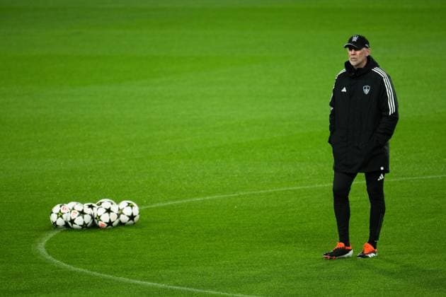 STADE BRESTOIS - VEILLE DE LIGUE DES CHAMPIONS PHOTOPQR OUEST FRANCE Guillaume Saligot ; Barcelone ; 25 11 2024 ; Football - Ligue des Champions ( LDC ) - Entrainement et conference de presse Brest Roy avant le match -FCBarcelona VS. Stade Brestois 29 ( SB29 Brest ) au Lluís Companys Olympic Stadium Stade Olympique de Montjuic a Barcelone ( Espagne ) , le 25 Novembre 2024 . Ici l entraineur du Stade Brestois , Eric Roy sur la pelouse l entrainement . Photo : Guillaume Saligot Ouest-France Barcelone France  Copyright: xPHOTOPQR OUESTxFRANCE MAXPPPxGuillaumexSaligotx 20241125OFR0216 20241125OFR0216