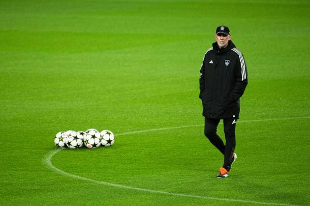 STADE BRESTOIS - VEILLE DE LIGUE DES CHAMPIONS PHOTOPQR OUEST FRANCE Guillaume Saligot ; Barcelone ; 25 11 2024 ; Football - Ligue des Champions ( LDC ) - Entrainement et conference de presse Brest Roy avant le match -FCBarcelona VS. Stade Brestois 29 ( SB29 Brest ) au Lluís Companys Olympic Stadium Stade Olympique de Montjuic a Barcelone ( Espagne ) , le 25 Novembre 2024 . Ici l entraineur du Stade Brestois , Eric Roy sur la pelouse l entrainement . Photo : Guillaume Saligot Ouest-France Barcelone France  Copyright: xPHOTOPQR OUESTxFRANCE MAXPPPxGuillaumexSaligotx 20241125OFR0218 20241125OFR0218