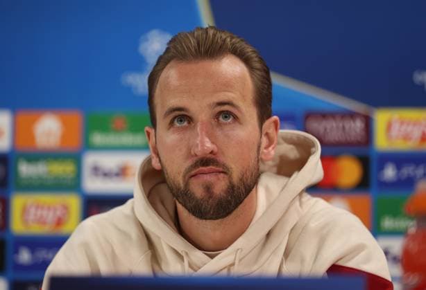 Munich, Germany, November 25, 2024 Football, Men, Season 2024 2025, FC Bayern Munich, Säbener Strasse, Training ground, International press conference, Champions League Harry Kane FC Bayern Munich head, Portrait at the press conference, Looking upwards