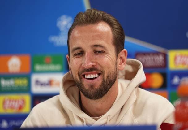 Munich, Germany, November 25, 2024 Football, Men, Season 2024 2025, FC Bayern Munich, Säbener Strasse, Training ground, International press conference, Champions League Harry Kane FC Bayern Munich head, Portrait at the press conference,smile, laugh, laughs