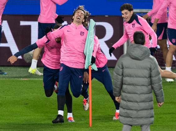 Sport Bilder des Tages Football player of Atletico Madrid Antoine Griezmann in action during the training session prior to the UEFA Champions League, round 5, match AC Sparta Praha vs Atletico Madrid, in Prague, Czech Republic, on November 25, 2024. (CTKxPhoto MichaelaxRihova) CTKPhotoP2024112506586  CTKPhotoP2024112506586
