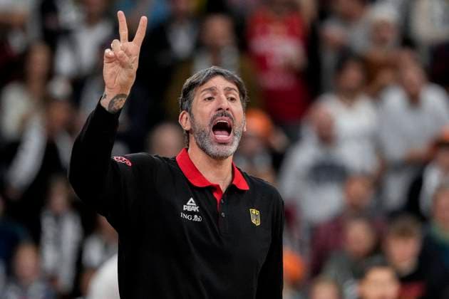 Sport Themen der Woche KW48 Sport Bilder des Tages Alex Mumbru Murcia (Trainer, Bundestrainer, Head Coach, Deutschland), gibt Anweisungen, gestikuliert, mit den Armen gestikulieren, Einzelbild, Einzelfoto, Aktion, Action, 25.11.2024, Heidelberg (Deutschland), Basketball, EM-Qualifikation, Deutschland - Schweden *** Alex Mumbru Murcia coach, national coach, head coach, Germany , gives instructions, gestures, gesturing with arms, single image, single photo, action, action, 25 11 2024, Heidelberg Germany , basketball, European Championship qualification, Germany Sweden xozx