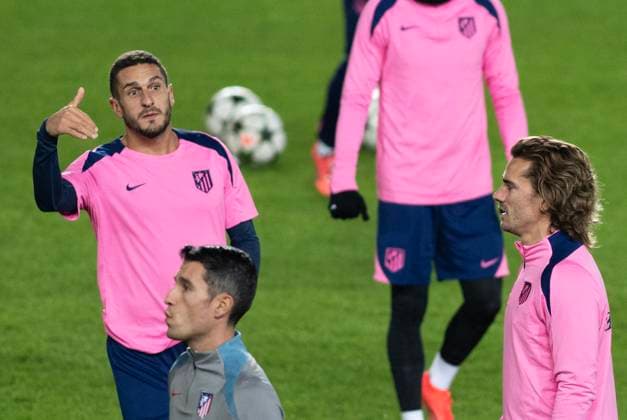 Football player of Atletico Madrid Antoine Griezmann (right) in action during the training session prior to the UEFA Champions League, round 5, match AC Sparta Praha vs Atletico Madrid, in Prague, Czech Republic, on November 25, 2024. (CTKxPhoto MichaelaxRihova) CTKPhotoP2024112506968  CTKPhotoP2024112506968