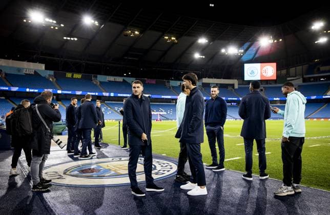 MANCHESTER - Santiago Gimenez of Feyenoord and Facundo Gonzalez of Feyenoord look at the Etihad Stadium on Nov. 25 in Manchester, United Kingdom, ahead of the UEFA Champions League match against Manchester City. ANP KOEN VAN WEEL xVIxANPxSportx xxANPxIVx 514278925 originalFilename: 514278925.jpg