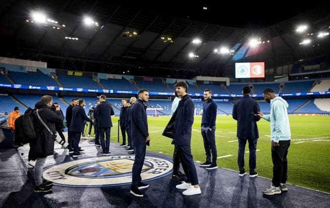 MANCHESTER - Santiago Gimenez of Feyenoord, Facundo Gonzalez of Feyenoord and Feyenoord goalkeeper Justin Bijlow look at the Etihad Stadium on Nov. 25 in Manchester, United Kingdom, ahead of the UEFA Champions League match against Manchester City. ANP KOEN VAN WEEL xVIxANPxSportx xxANPxIVx 514279019 originalFilename: 514279019.jpg