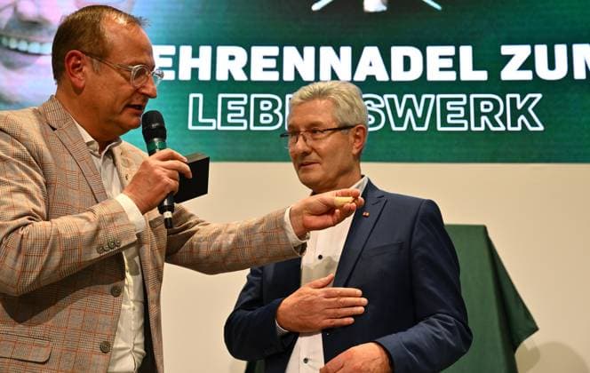 25 11 2024 SpVgg Greuther Fürth Fuerth General Meeting 2024 xwoxzix Lifetime achievement award Volker Heißmann Heissmann President SpVgg Greuther Fürth eV , Member of the Supervisory Board SpVgg Greuther Fürth Helmut Hack former President Managing Director SpVgg Greuther Fürth