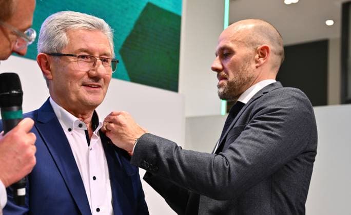 25 11 2024 SpVgg Greuther Fürth Fuerth General Meeting 2024 xwoxzix Lifetime achievement award Helmut Hack Former President Managing Director SpVgg Greuther Fürth Holger Schwiewagner Managing Director Vice President SpVgg Greuther Fürth