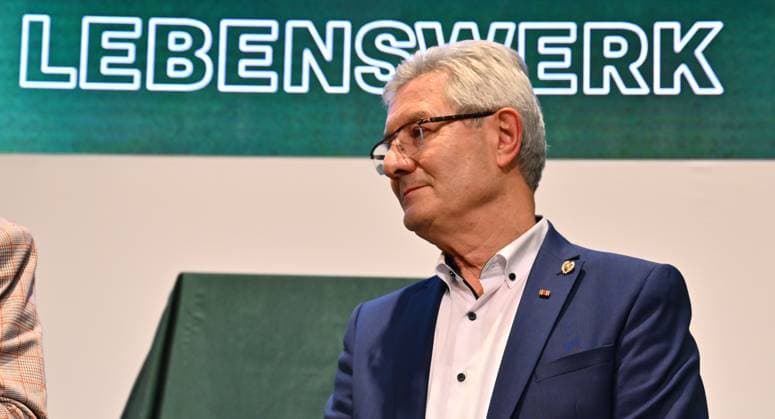 25 11 2024 SpVgg Greuther Fürth Fuerth General Meeting 2024 xwoxzix Lifetime achievement award Helmut Hack Former President Managing Director SpVgg Greuther Fürth