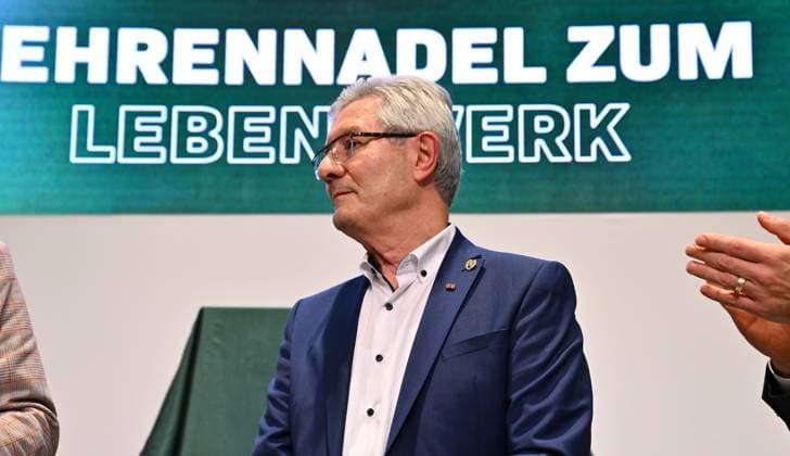 25 11 2024 SpVgg Greuther Fürth Fuerth General Meeting 2024 xwoxzix Lifetime achievement award Helmut Hack Former President Managing Director SpVgg Greuther Fürth