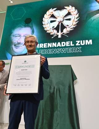 25 11 2024 SpVgg Greuther Fürth Fuerth General Meeting 2024 xwoxzix Lifetime achievement award Helmut Hack Former President Managing Director SpVgg Greuther Fürth