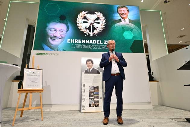 25 11 2024 SpVgg Greuther Fürth Fuerth General Meeting 2024 xwoxzix Lifetime achievement award Helmut Hack Former President Managing Director SpVgg Greuther Fürth