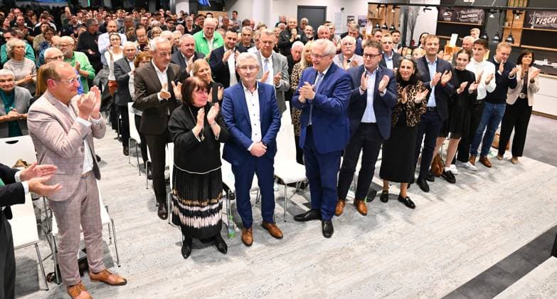 25 11 2024 SpVgg Greuther Fürth Fuerth General Meeting 2024 xwoxzix Lifetime achievement award Helmut Hack Former President Managing Director SpVgg Greuther Fürth Applause